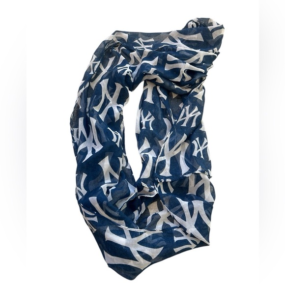 Yankees “Forever MLB” infinity scarf perfect condition- poly- but cotton feel - Picture 1 of 13